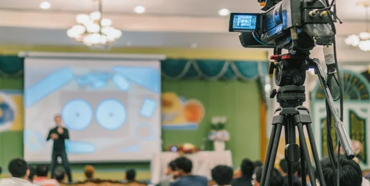 Conférence en salle filmée, pour un événement hybride