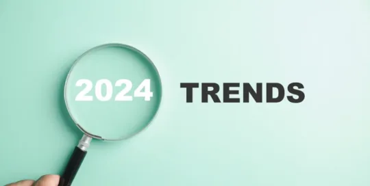 Les mots 2024 et trends sont écrits et une loupe zoom sur 2024