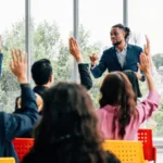 Plénière dynamique, avec le public qui lève la main