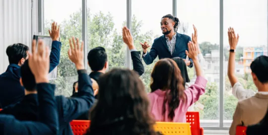 Plénière dynamique, avec le public qui lève la main